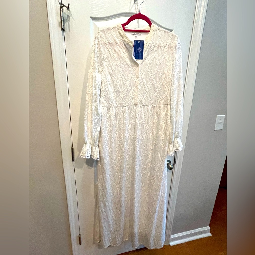 White lace with liner dress from Boutique. Size large. NWT.